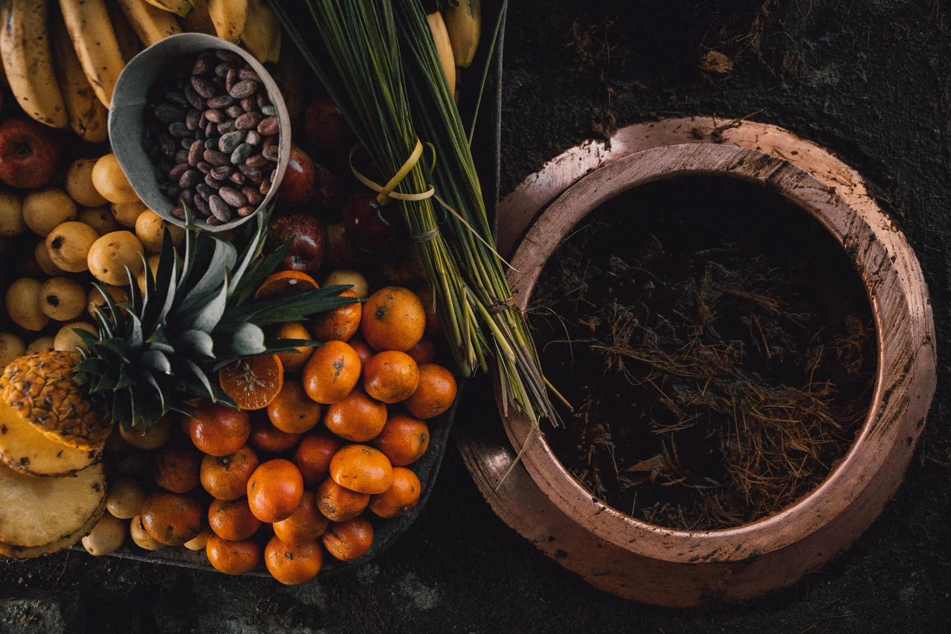 Ingredientes naturales y olla de barro para la elaboración artesanal de mezcal