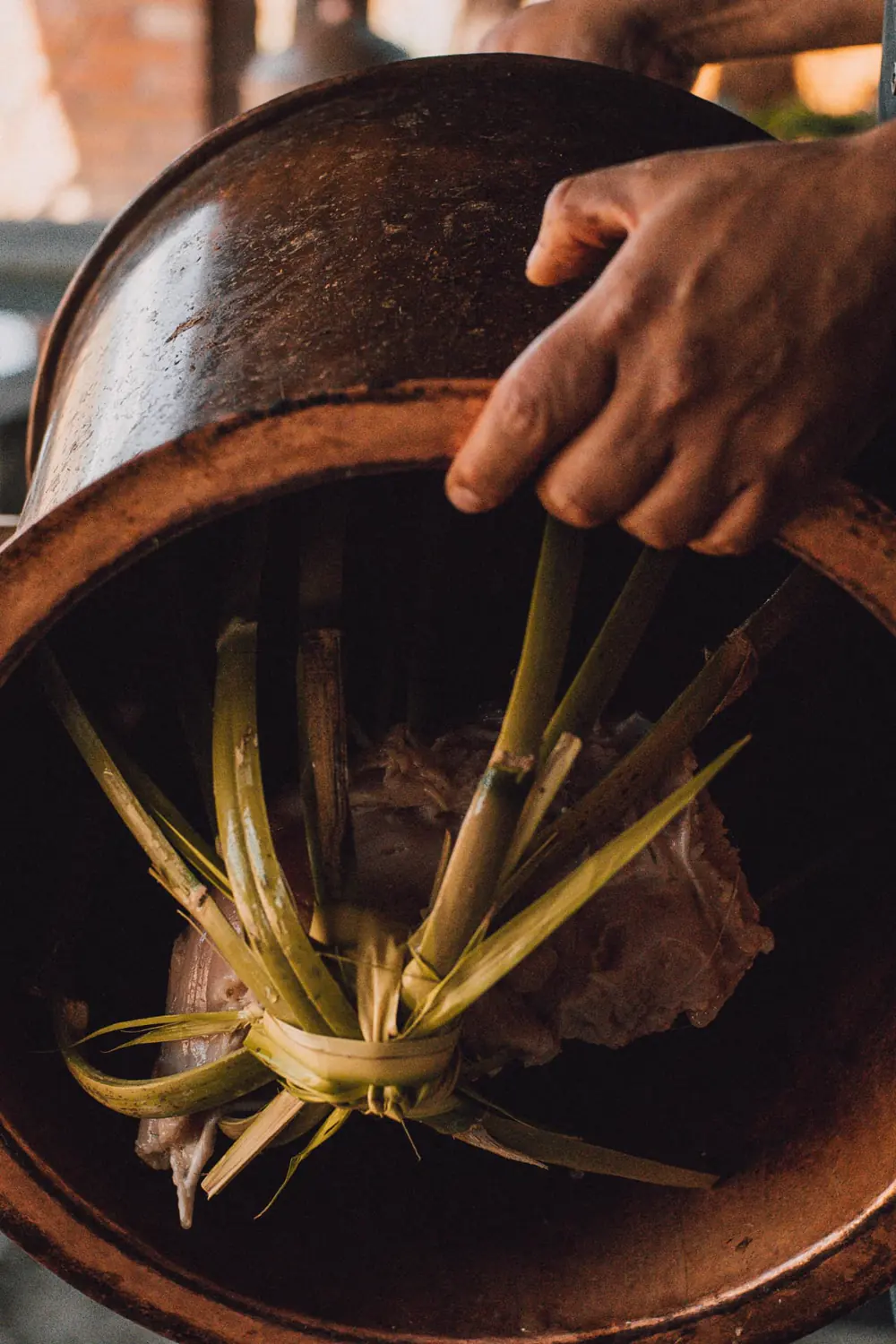 Preparación artesanal del mezcal de pechuga en alambique de cobre